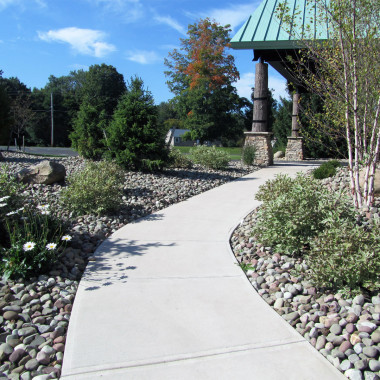 Tailwater Lodge - Walk Landscaping