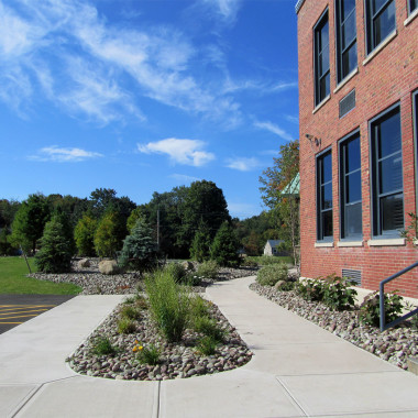 Tailwater Lodge - Walk Landscaping